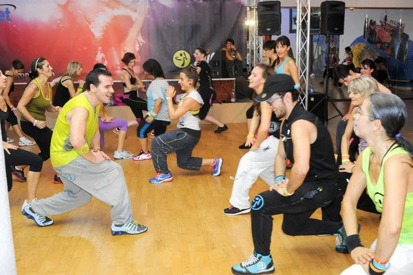 Pessoas dançando durante a aptidão de treinamento de Zumba — Fotografia de Stock