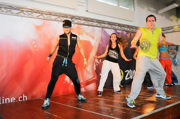 Gente bailando durante el entrenamiento de Zumba fitness — Foto de Stock