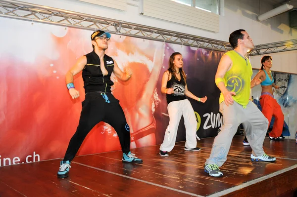 Gente bailando durante el entrenamiento de Zumba fitness —  Fotos de Stock