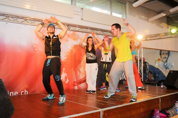 Gente bailando durante el entrenamiento de Zumba fitness —  Fotos de Stock