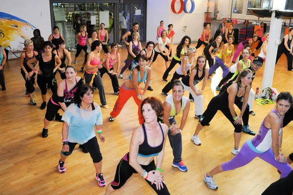 Gente bailando durante el entrenamiento de Zumba fitness —  Fotos de Stock