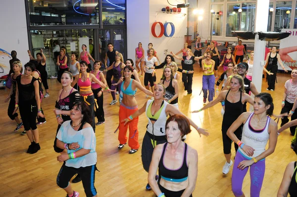 Gente bailando durante el entrenamiento de Zumba fitness —  Fotos de Stock