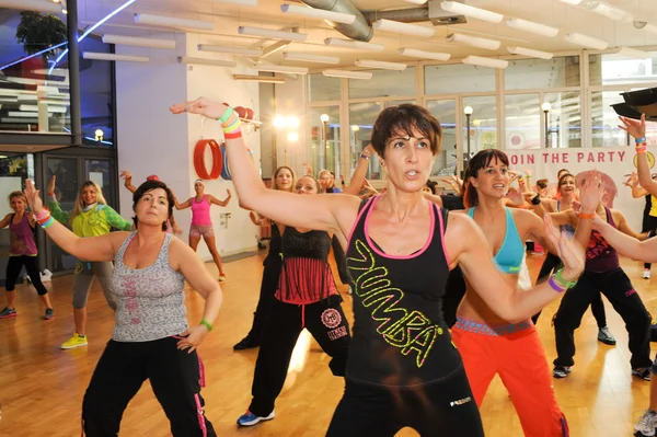 Les gens dansent pendant l'entraînement de Zumba fitness — Photo