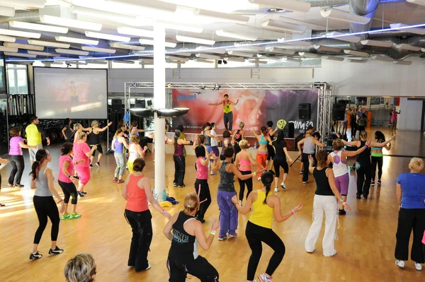 Gente bailando durante el entrenamiento de Zumba fitness —  Fotos de Stock