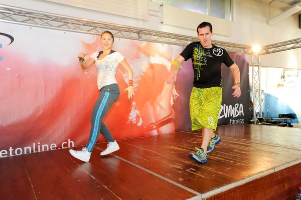 Ludzie tańczą podczas szkolenia fitness Zumba — Zdjęcie stockowe