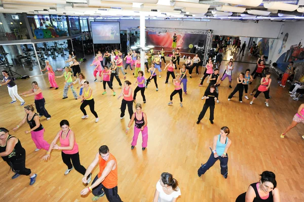 Les gens dansent pendant l'entraînement de Zumba fitness — Photo