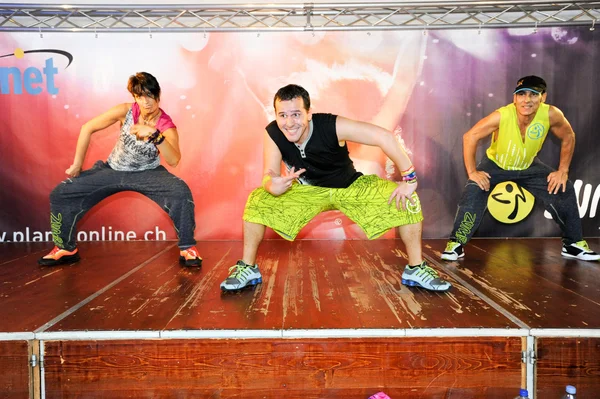 Gente bailando durante el entrenamiento de Zumba fitness —  Fotos de Stock