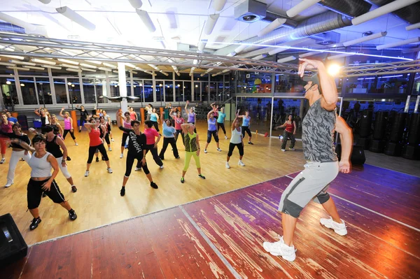 Persone che ballano durante l'allenamento Zumba fitness — Foto Stock