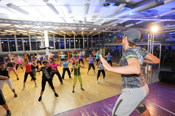 Gente bailando durante el entrenamiento de Zumba fitness —  Fotos de Stock