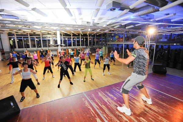 Les gens dansent pendant l'entraînement de Zumba fitness — Photo