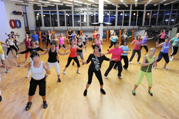 Pessoas dançando durante a aptidão de treinamento de Zumba — Fotografia de Stock