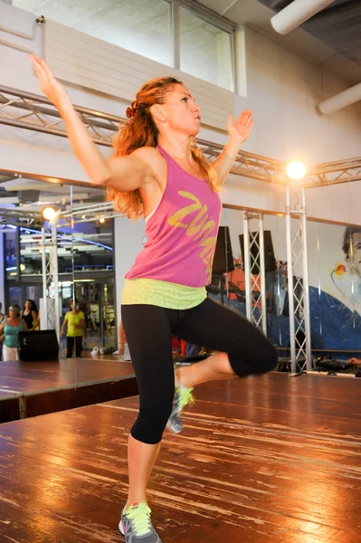 Ludzie tańczą podczas szkolenia fitness Zumba — Zdjęcie stockowe