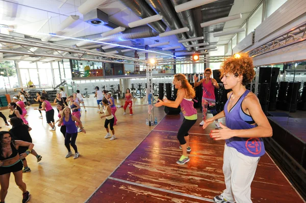 Ludzie tańczą podczas szkolenia fitness Zumba — Zdjęcie stockowe