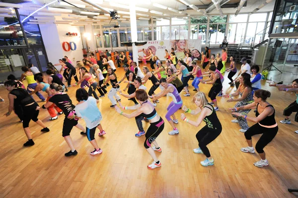 Gente bailando durante el entrenamiento de Zumba fitness — Foto de Stock