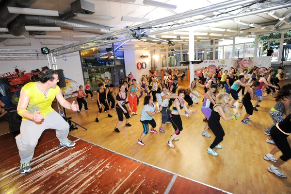 Les gens dansent pendant l'entraînement de Zumba fitness — Photo