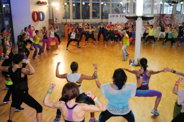İnsanlar sırasında eğitim fitness Zumba dans