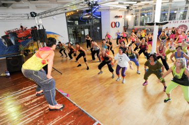İnsanlar sırasında eğitim fitness Zumba dans