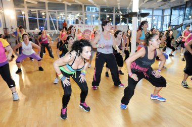 İnsanlar sırasında eğitim fitness Zumba dans