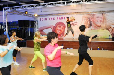 İnsanlar sırasında eğitim fitness Zumba dans