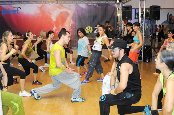 Ludzie tańczą podczas szkolenia fitness Zumba — Zdjęcie stockowe