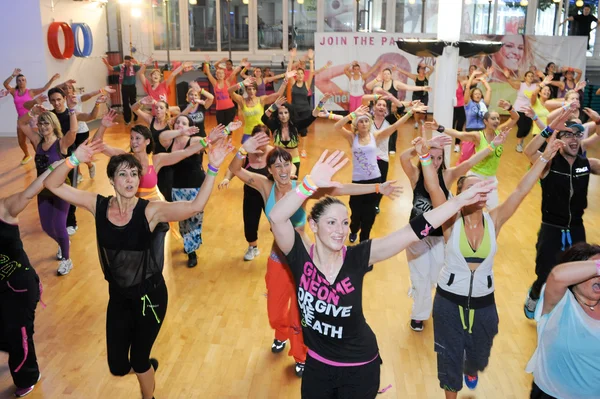 Pessoas dançando durante a aptidão de treinamento de Zumba — Fotografia de Stock