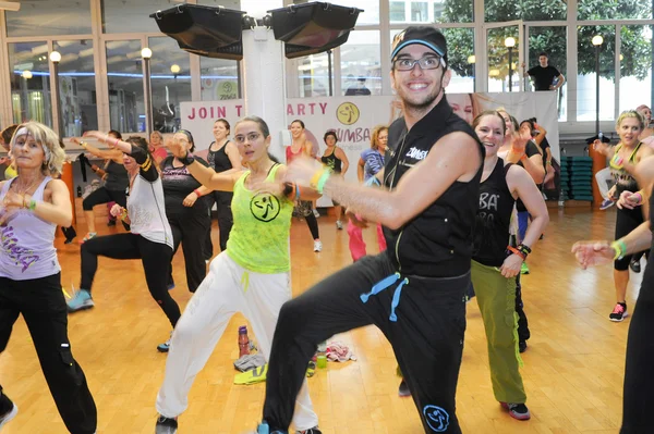 Pessoas dançando durante a aptidão de treinamento de Zumba — Fotografia de Stock