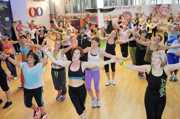 Pessoas dançando durante a aptidão de treinamento de Zumba — Fotografia de Stock