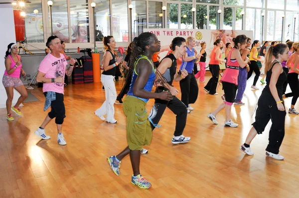Pessoas dançando durante a aptidão de treinamento de Zumba — Fotografia de Stock