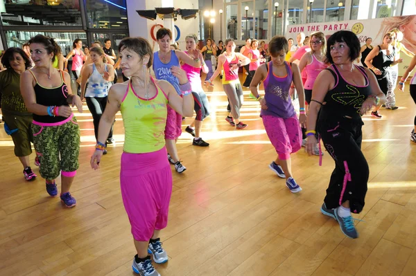 Gente bailando durante el entrenamiento de Zumba fitness — Foto de Stock