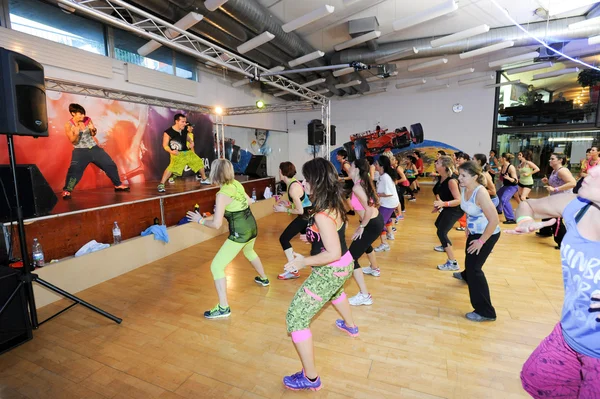 Gente bailando durante el entrenamiento de Zumba fitness —  Fotos de Stock