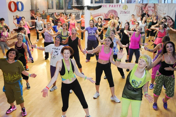 Pessoas dançando durante a aptidão de treinamento de Zumba — Fotografia de Stock