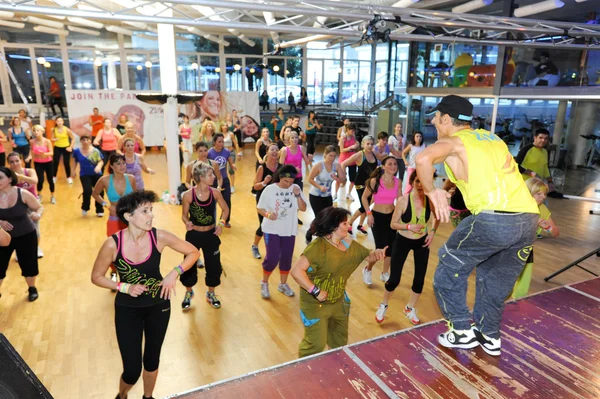 Pessoas dançando durante a aptidão de treinamento de Zumba — Fotografia de Stock