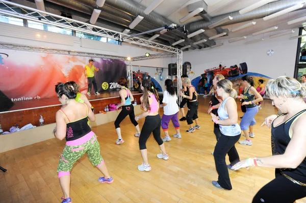People dancing during Zumba training fitness — Stock Photo, Image