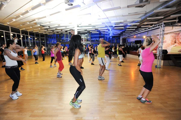 Gente bailando durante el entrenamiento de Zumba fitness — Foto de Stock