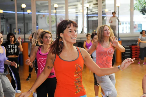 Ludzie tańczą podczas szkolenia fitness Zumba — Zdjęcie stockowe