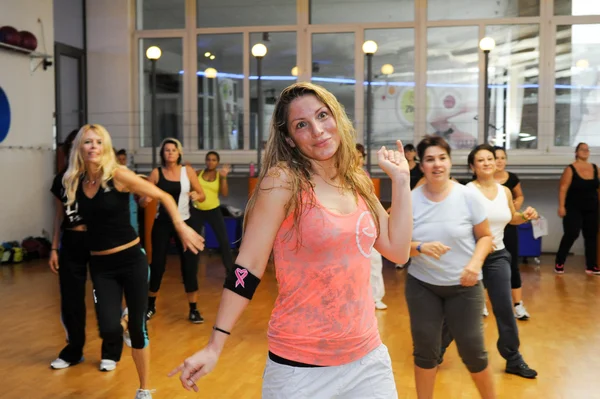 Folk dansar under Zumba träning fitness — Stockfoto