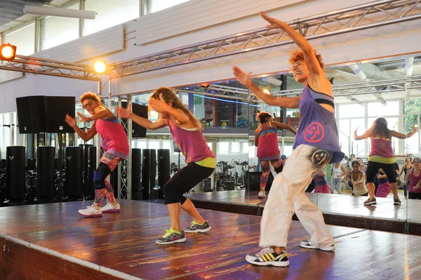 Ludzie tańczą podczas szkolenia fitness Zumba — Zdjęcie stockowe