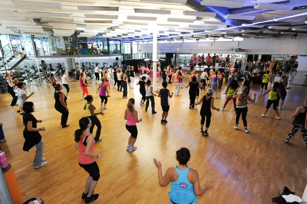 Pessoas dançando durante a aptidão de treinamento de Zumba — Fotografia de Stock