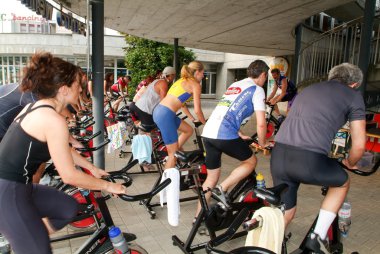 İnsanlar bir spinning dersi sırasında pedal
