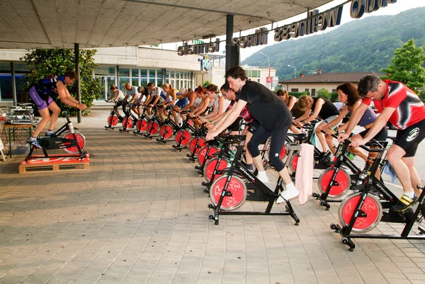 Persone che pedalano durante una lezione di spinning — Foto Stock