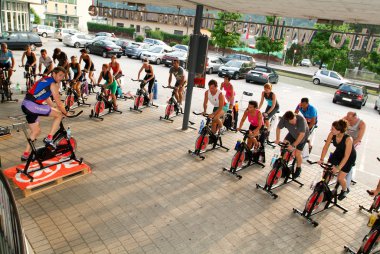 İnsanlar bir spinning dersi sırasında pedal