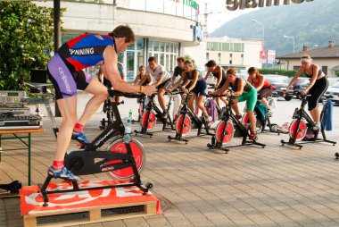 İnsanlar bir spinning dersi sırasında pedal