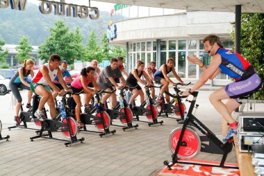 İnsanlar bir spinning dersi sırasında pedal