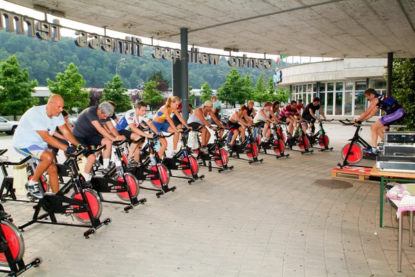 Människor trampa under en spinning klass — Stockfoto