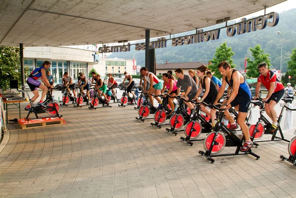 Gente pedaleando durante una clase de spinning — Foto de Stock
