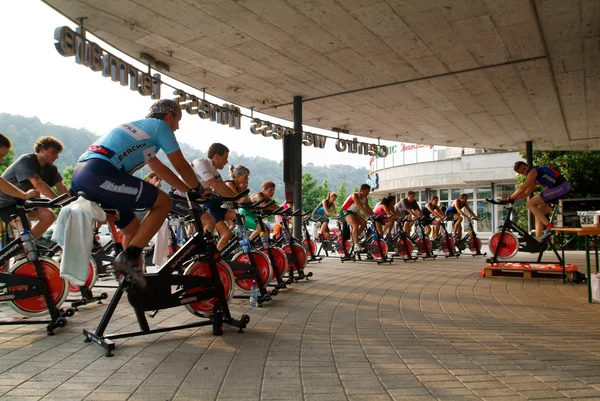 Les gens pédalent pendant un cours de spinning — Photo