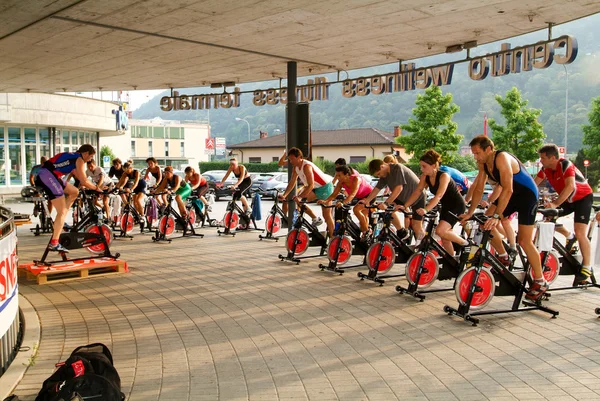 Persone che pedalano durante una lezione di spinning — Foto Stock