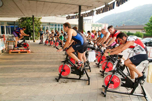 Gente pedaleando durante una clase de spinning — Foto de Stock