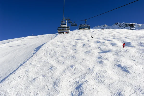 Skifahren und Bergsteigen mit dem Sessellift — Stockfoto