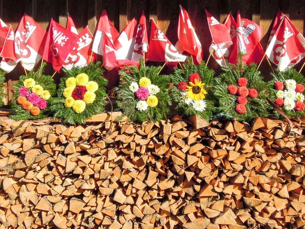 Holz, Blumen und Schweizer Fahnen am engelberg — Stockfoto